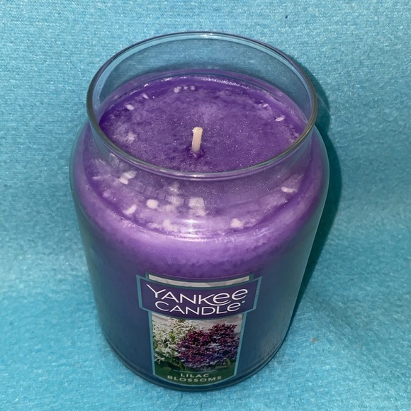 YANKEE Lilac Blossoms 22 oz. CANDLE RARE 
SCENT - Picture 2 of 6